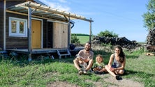 Imagem de Sem fundamentalismos, Ricardo, Mafalda e Joaquim construíram uma casa autossuficiente