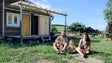 Imagem de Sem fundamentalismos, Ricardo, Mafalda e Joaquim construíram uma casa autossuficiente