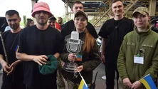 Imagem de Grupo vencedor da Eurovisão vende troféu e apoia exército ucraniano