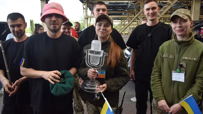 Grupo vencedor da Eurovisão vende troféu e apoia exército ucraniano