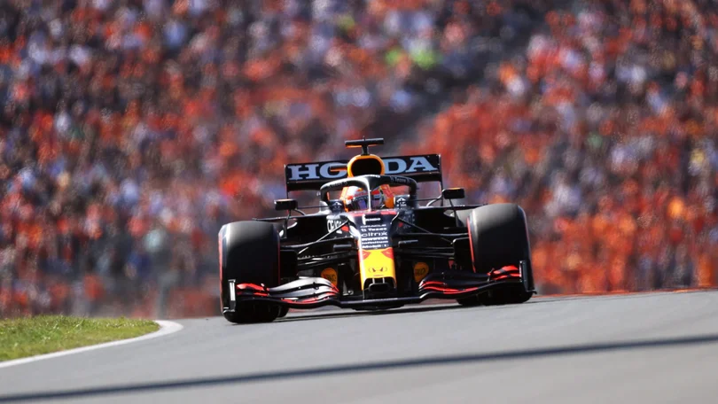 Imagem de Max Verstappen conquista pole position em casa