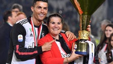 Cristiano Ronaldo celebra com a mãe o primeiro título em Itália