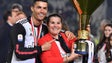 Cristiano Ronaldo celebra com a mãe o primeiro título em Itália