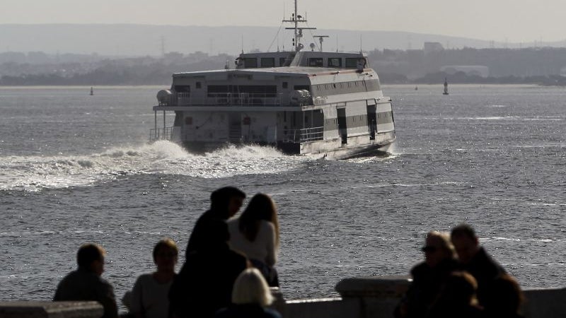 Imagem de Transtejo resgata três homens no rio Tejo