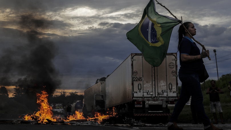 Imagem de Camionistas que apoiam Bolsonaro bloqueiam 227 pontos em estradas do Brasil