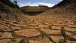 Rios secos e culturas mortas por seca que pode tornar-se a pior em 500 anos na Europa