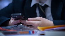 Imagem de O uso dos telemóveis poderá estar a levar à diminuição do pensamento analítico (Vídeo)