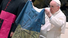 Imagem de Papa critica crueldade da guerra e beija bandeira proveniente de Bucha