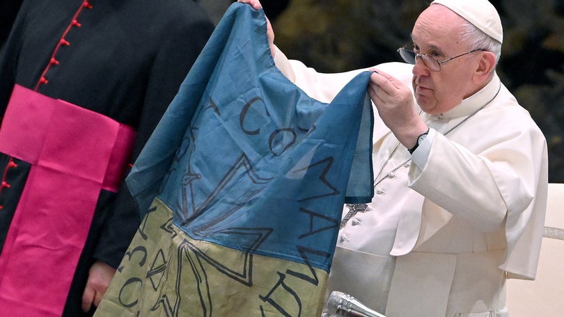 Imagem de Papa critica crueldade da guerra e beija bandeira proveniente de Bucha