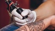Imagem de Governo Regional recua e volta a encerrar estúdios de tatuagens (Vídeo)