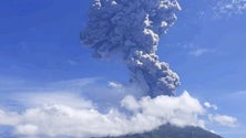 Imagem de Vulcão indonésio entra em erupção e obriga a retirada de mais de 2.700 pessoas