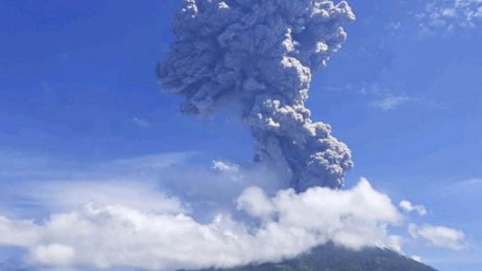 Vulcão indonésio entra em erupção e obriga a retirada de mais de 2.700 pessoas