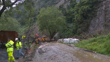 Imagem de Derrocada de grandes dimensões deixa freguesia da Ribeira Quente isolada