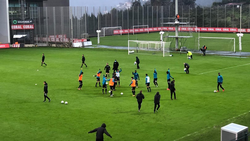 Equipas já aquecem no Estádio da Madeira