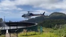 Imagem de Helicóptero combate incêndio que lavra em zona de mato e floresta nos Canhas