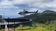Helicóptero combate incêndio que lavra em zona de mato e floresta nos Canhas