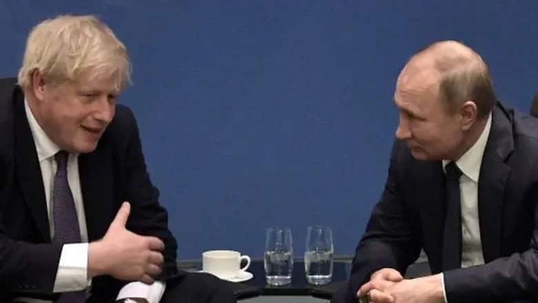 Boris Johnson diz que Putin o ameaçou matar com um míssil, Kremlin nega