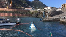 Imagem de Autoridade marítima prepara retirada da embarcação que naufragou no Porto Moniz