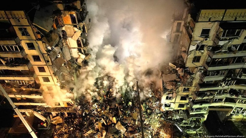 Imagem de Sobe para 40 número de mortos em prédio atingido por míssil em Dnipro