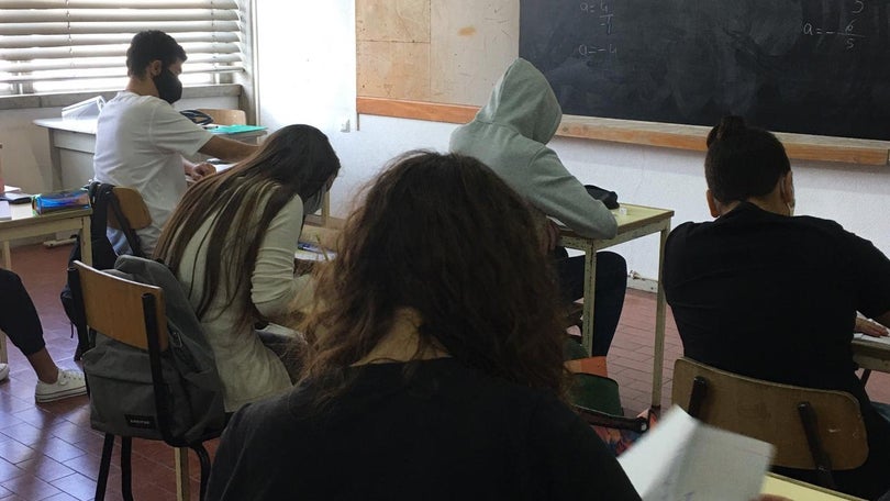 Imagem de Há surtos de Covid-19 em 122 escolas do país, diz a FENPROF