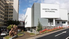 Corredores das urgências do Hospital do Funchal transformados em locais de internamento