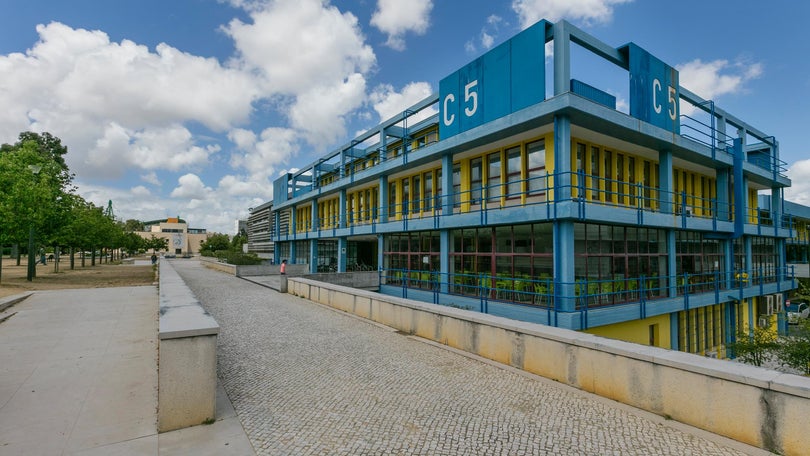 Imagem de Edifício da Faculdade de Ciências de Lisboa evacuado após alerta de derrame