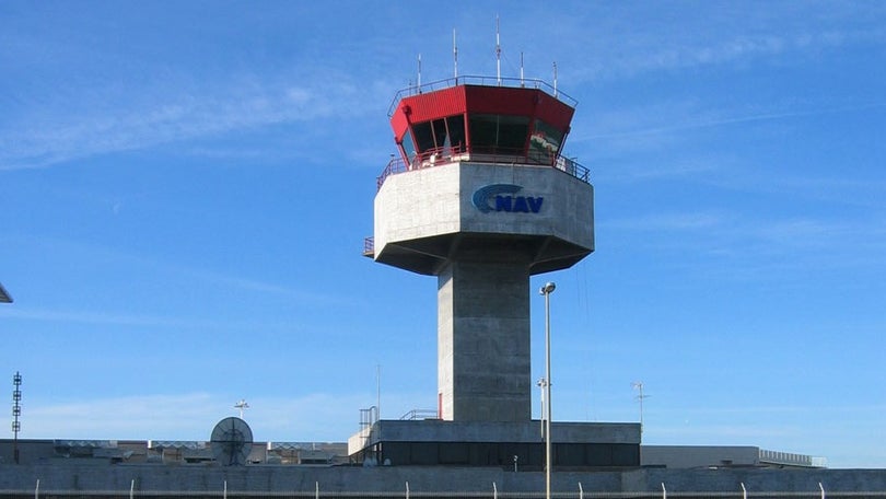 Imagem de Torre de Controlo do Porto autoriza descolagem com viatura na pista