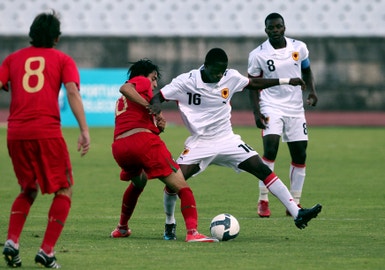 Rui Pedro disputa a bola com um jogador angolano