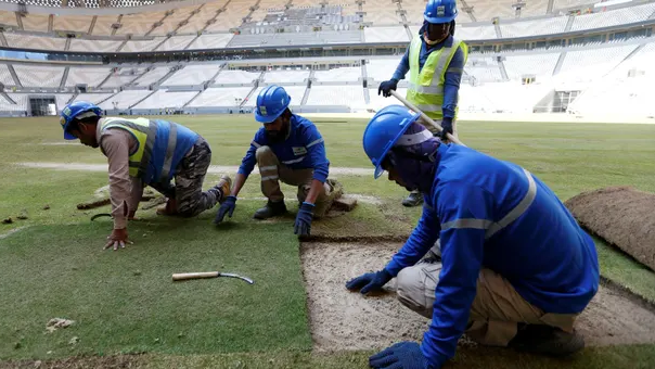Imagem de Catar diz que «entre 400 e 500» trabalhadores morreram nas construções