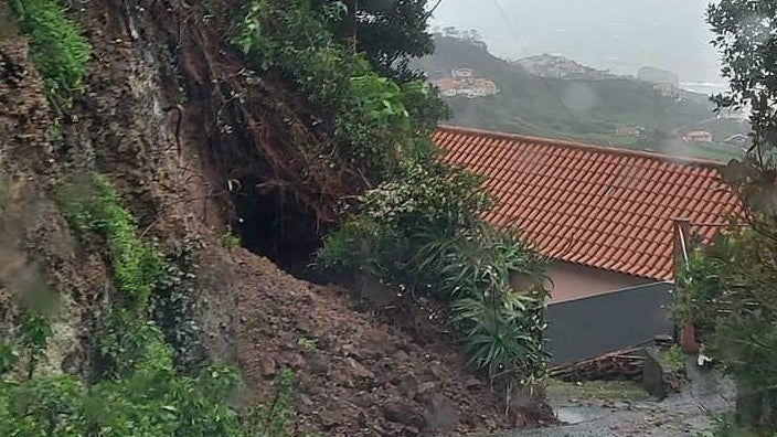 Estrada no Porto da Cruz condicionada