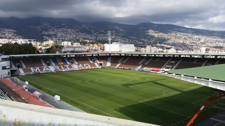 Estádio do Marítimo com bancadas norte e sul esgotadas para a receção ao FC Porto