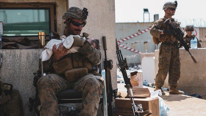 Militar americano acalma bebé no aeroporto de Cabul