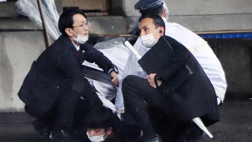 Imagem de Primeiro-ministro japonês escapa ileso a explosão