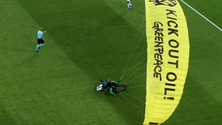 Imagem de Ativista da Greenpeace esteve «a um passo» de ser abatido