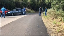 Imagem de Jovens estão a ser assistidos pela equipa de salvamento e resgate em montanha (Vídeo)