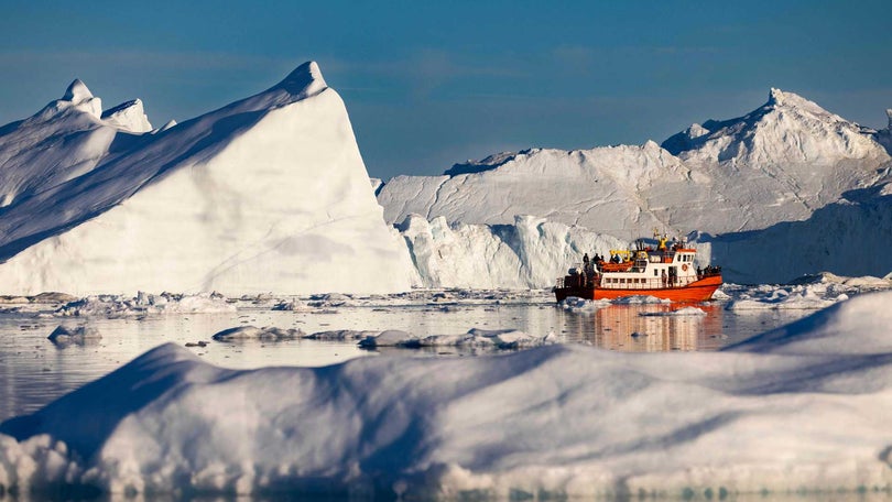 Perda de gelo na Gronelândia e Antártida contribui para um quarto do aumento do nível do mar
