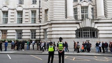 Imagem de Isabel II: Fila para ver caixão suspensa aos oito quilómetros e 14 horas de espera