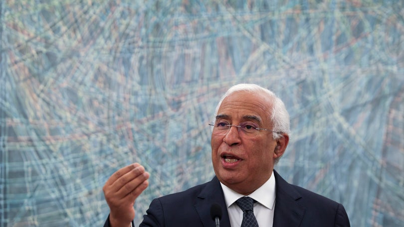 Imagem de Costa com pasta das Infraestruturas e Frederico Francisco na sua dependência
