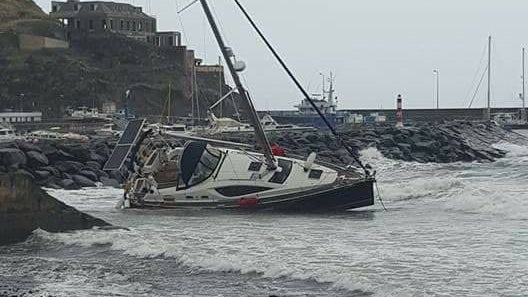 Imagem de Iate encalhado no mar de Machico