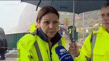 Pedras na estrada e um forte caudal de água na ribeira da Ponta do Sol (vídeo)