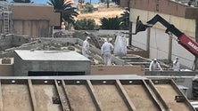 Imagem de Placas de fibrocimento já foram retiradas da Escola do Porto Santo