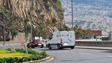 Imagem de Limpeza da escarpa na Av. Sá Carneiro deve estar concluída até ao fim do dia (áudio)