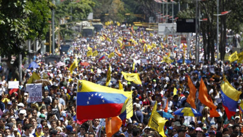 Imagem de Chavismo e oposição saem às ruas de Caracas a favor e contra Nicolás Maduro