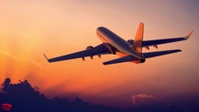 Imagem de Companhias aéreas pedem melhor coordenação de abertura de fronteiras na UE