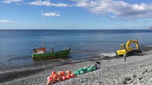 Embarcação de pesca encalha na Praia Formosa