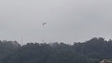 Imagem de Helicóptero combate incêndio em zona de mato entre o Caminho dos Pretos e a Camacha (Vídeo)