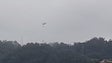 Imagem de Helicóptero combate incêndio em zona de mato entre o Caminho dos Pretos e a Camacha (Vídeo)