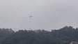 Helicóptero combate incêndio em zona de mato entre o Caminho dos Pretos e a Camacha (Vídeo)