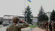 Bandeira ucraniana içada em Kozacha Lopan, a 4 kms da fronteira russa
