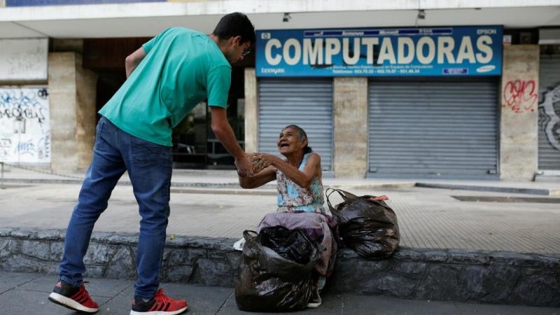 Imagem de ONG denuncia que venezuelanos estão a consumir alimentos para cães